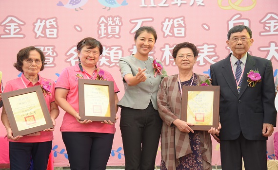 牽手逾半世紀 南投縣政府在九族表揚金鑽婚 - https://www.watchmedia01.com