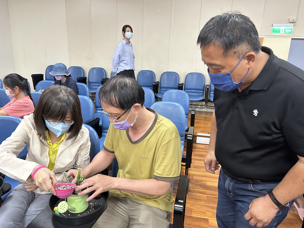 員林市立圖書館推廣多元閱讀 張偉傑老師教導多肉植物療癒美學 - https://www.watchmedia01.com