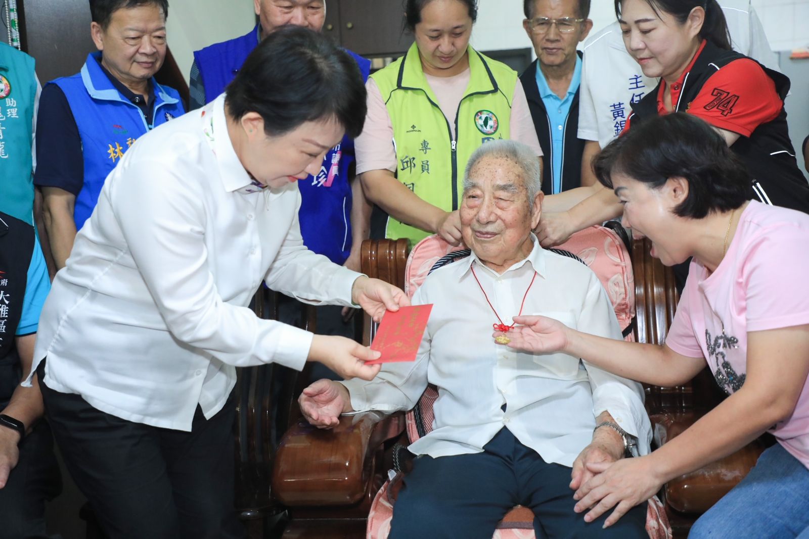 健康就是福！ 台中市長盧秀燕訪107歲王爺爺贈重陽禮金 - https://www.watchmedia01.com