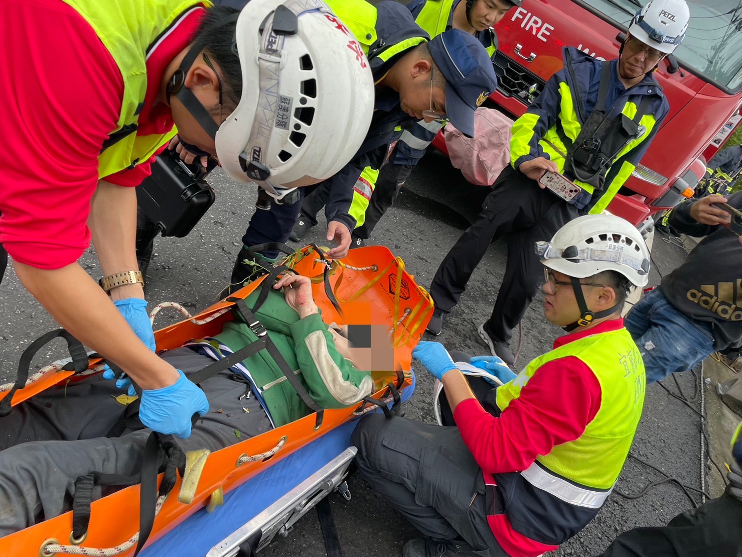 飛越護欄掉落50公尺山谷下 騎士命大警消合力救援脫困 - https://www.watchmedia01.com