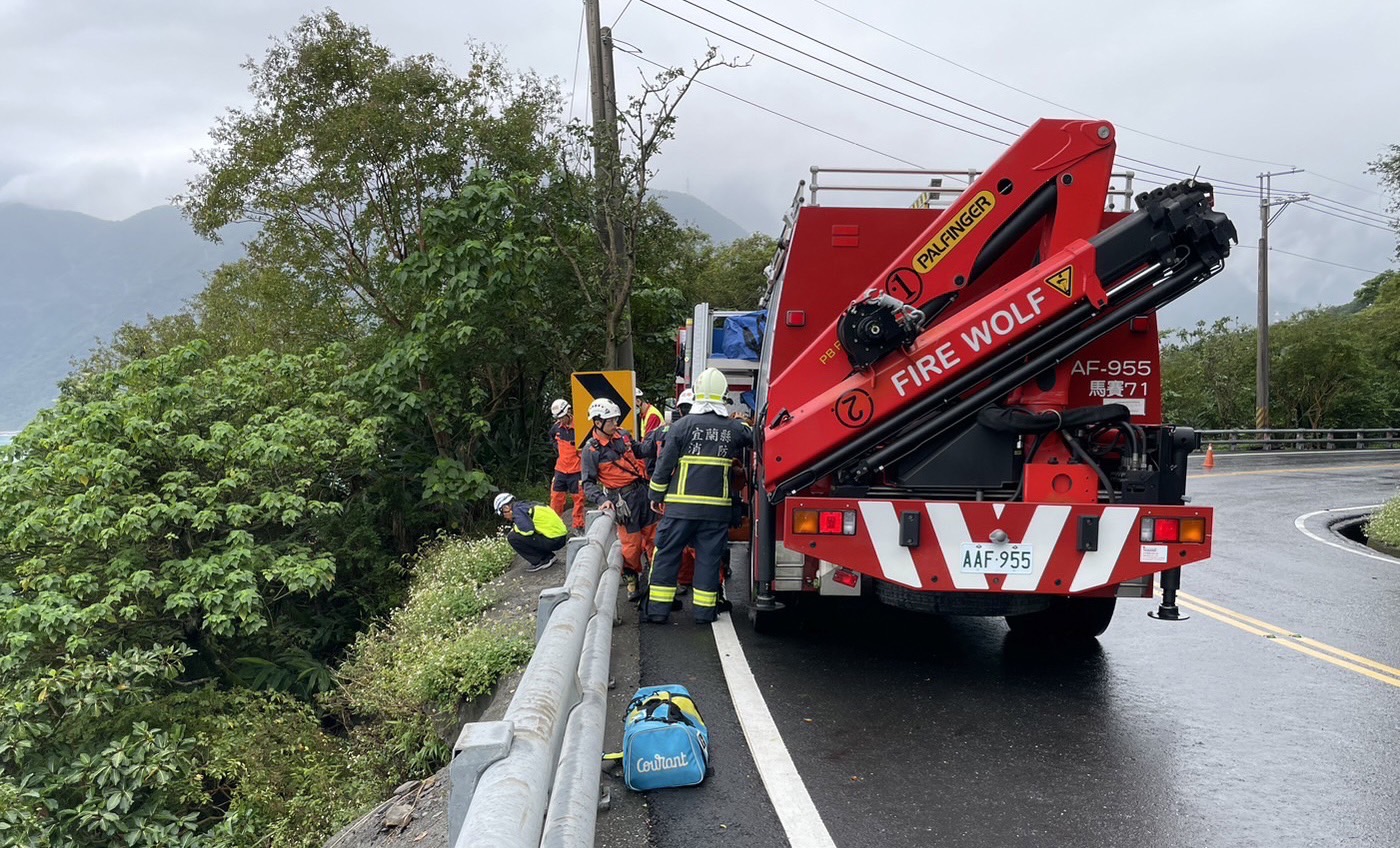 飛越護欄掉落50公尺山谷下 騎士命大警消合力救援脫困 - https://www.watchmedia01.com