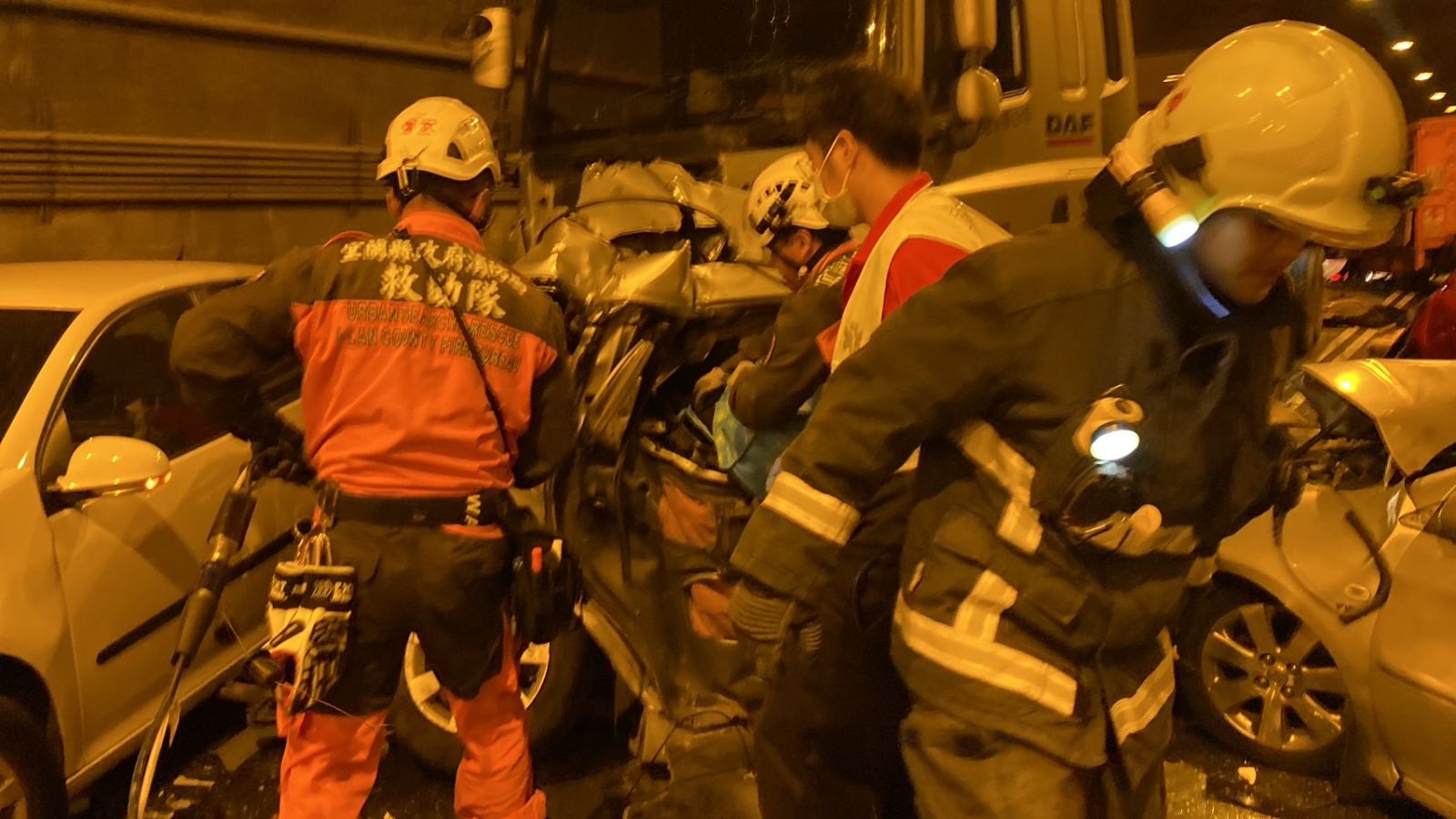 快訊/新澳隧道內17輛車追撞 已知1人死亡12人輕重傷 - https://www.watchmedia01.com