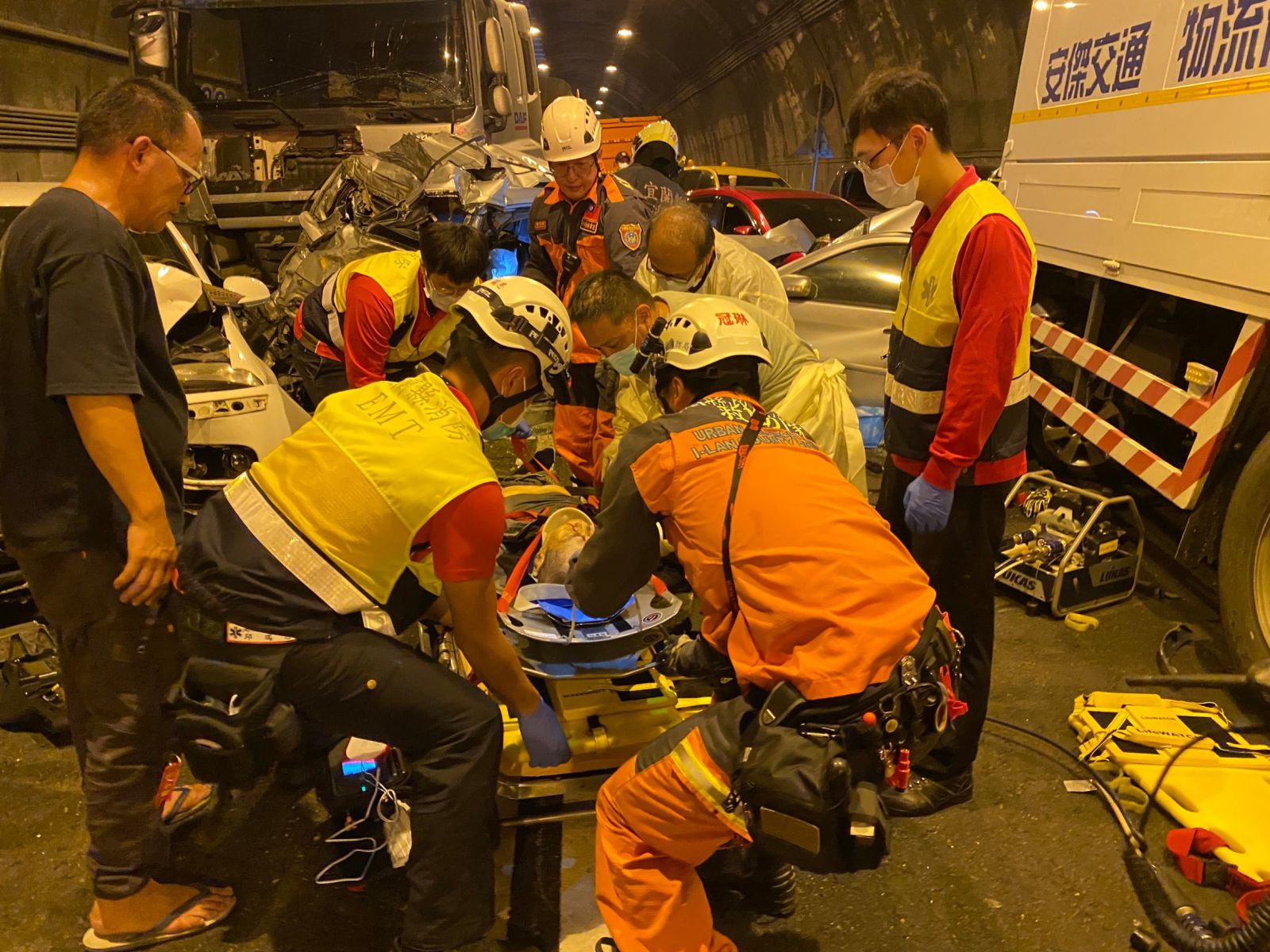快訊/新澳隧道內17輛車追撞 已知1人死亡12人輕重傷 - https://www.watchmedia01.com