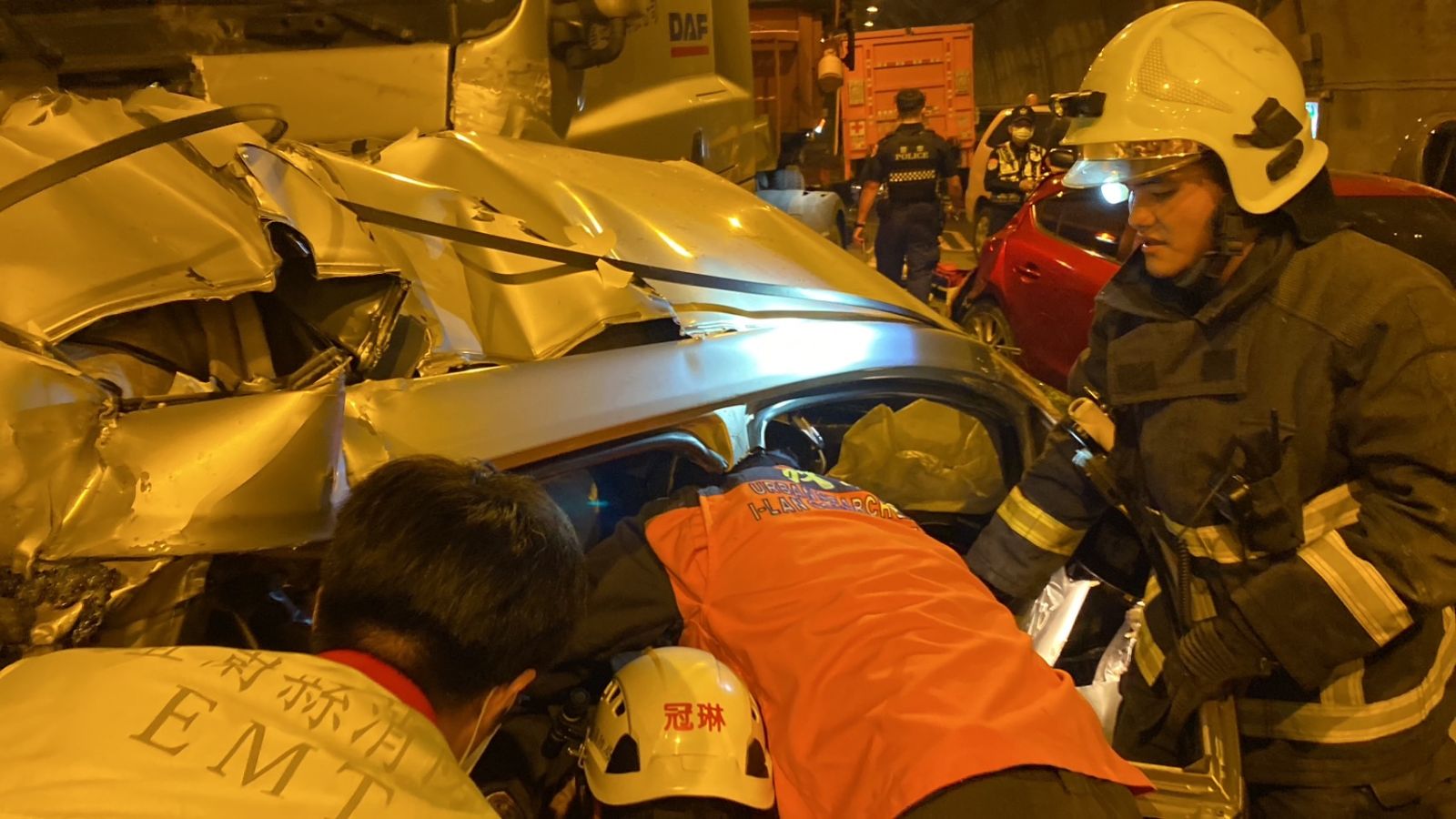 快訊/新澳隧道內17輛車追撞 已知1人死亡12人輕重傷 - https://www.watchmedia01.com