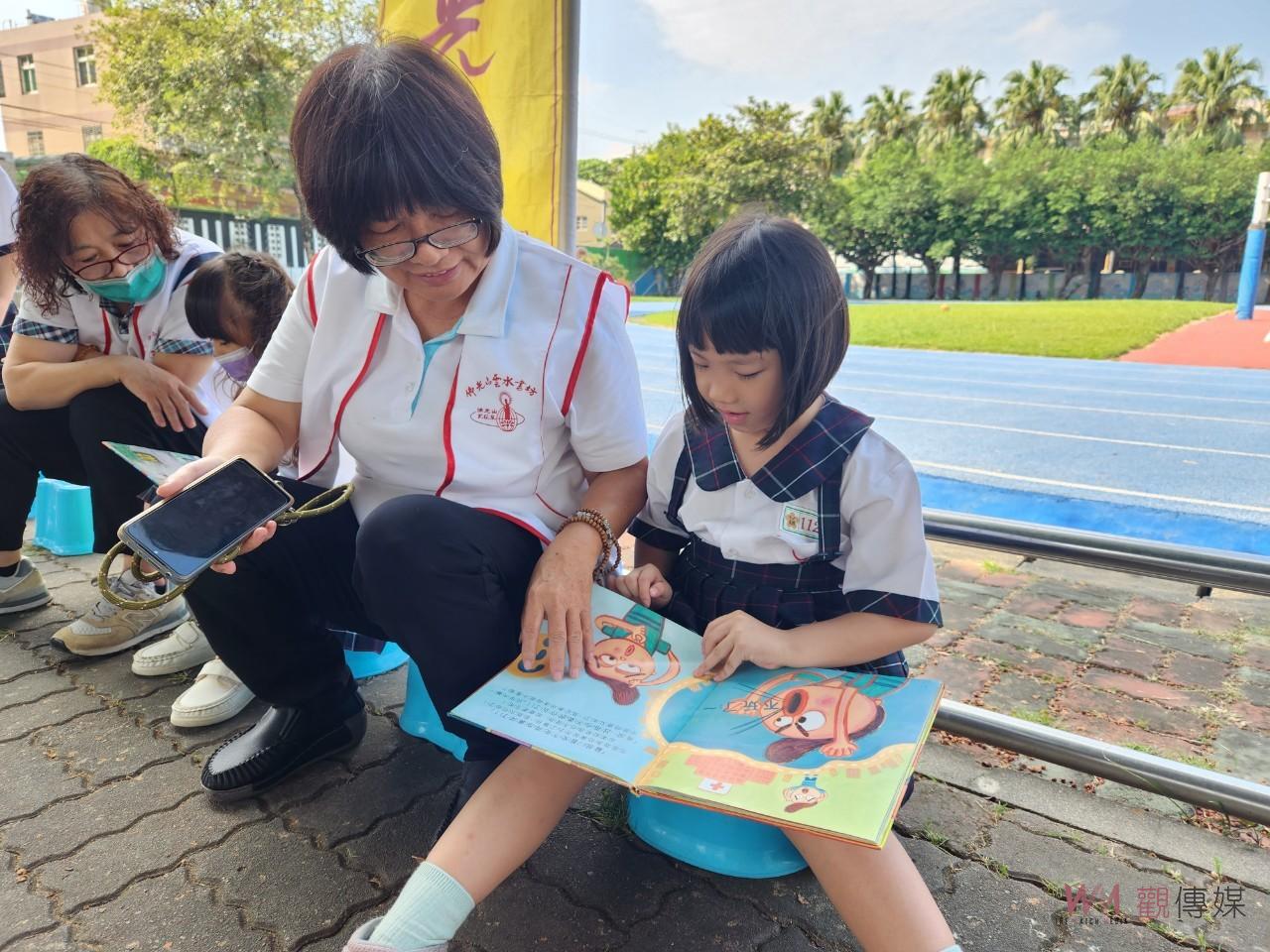 雲水書坊行動圖書車載著滿滿知識駛進永興國小　轉動學生知識鑰匙 - https://www.watchmedia01.com