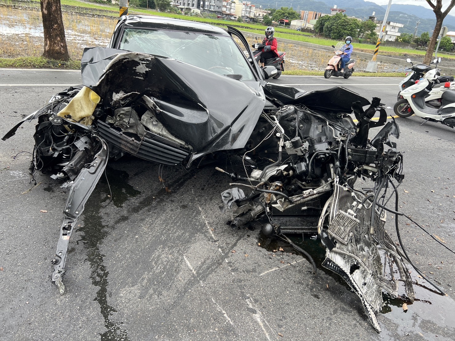 賓士自撞路樹引擎噴飛車成廢鐵 駕駛酒測0.49被依公共危險罪送辦 - https://www.watchmedia01.com