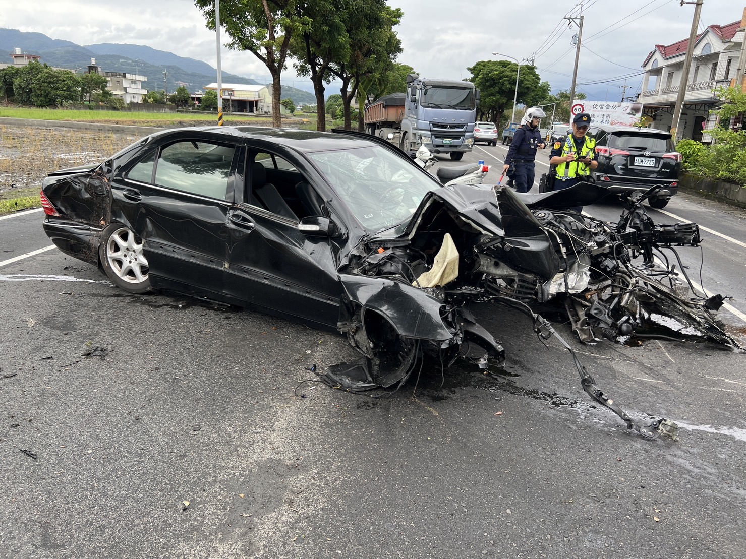 賓士自撞路樹引擎噴飛車成廢鐵 駕駛酒測0.49被依公共危險罪送辦 - https://www.watchmedia01.com