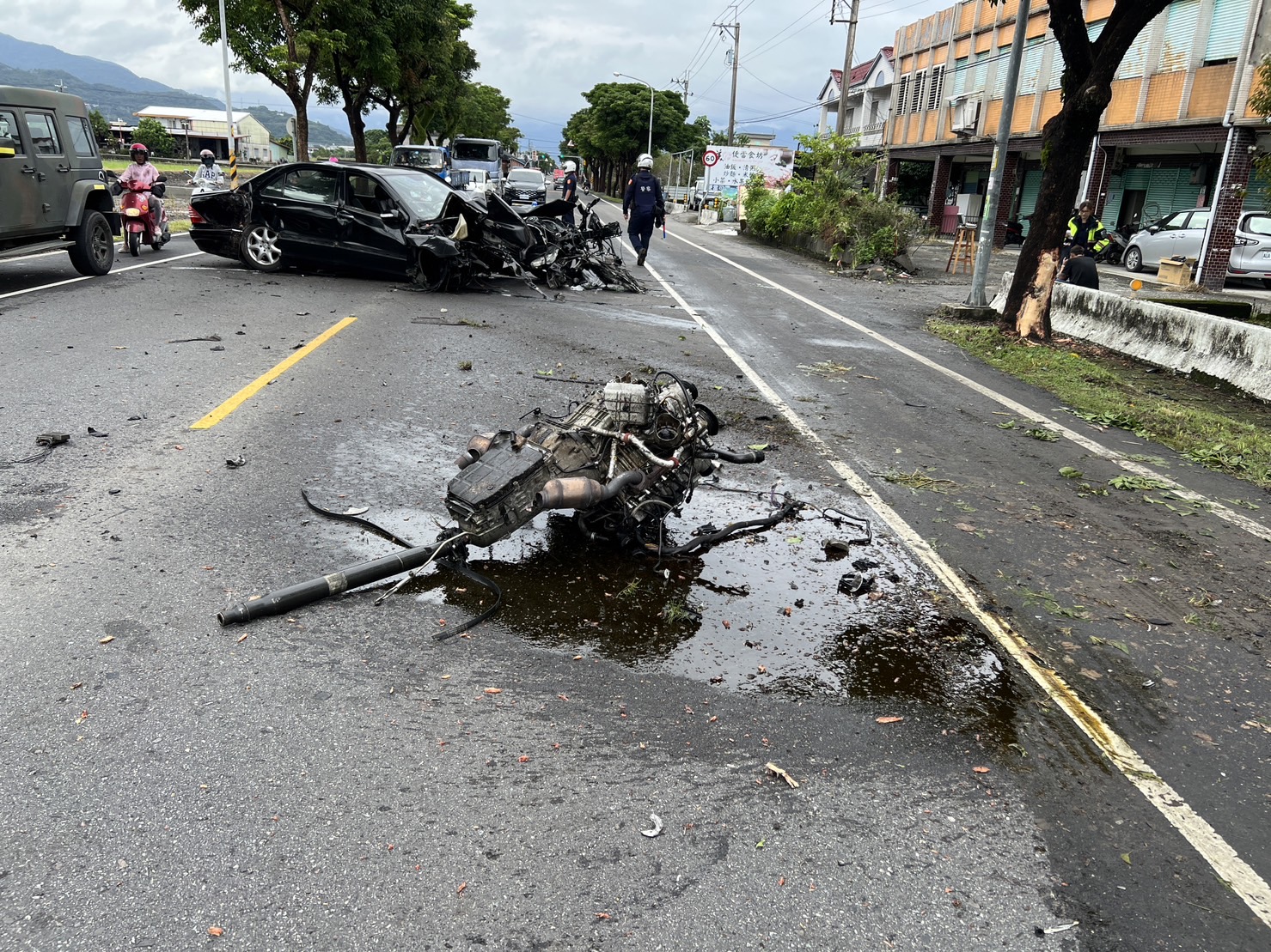 賓士自撞路樹引擎噴飛車成廢鐵 駕駛酒測0.49被依公共危險罪送辦 - https://www.watchmedia01.com