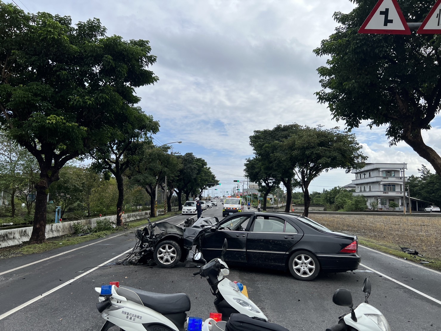 賓士自撞路樹引擎噴飛車成廢鐵 駕駛酒測0.49被依公共危險罪送辦 - https://www.watchmedia01.com