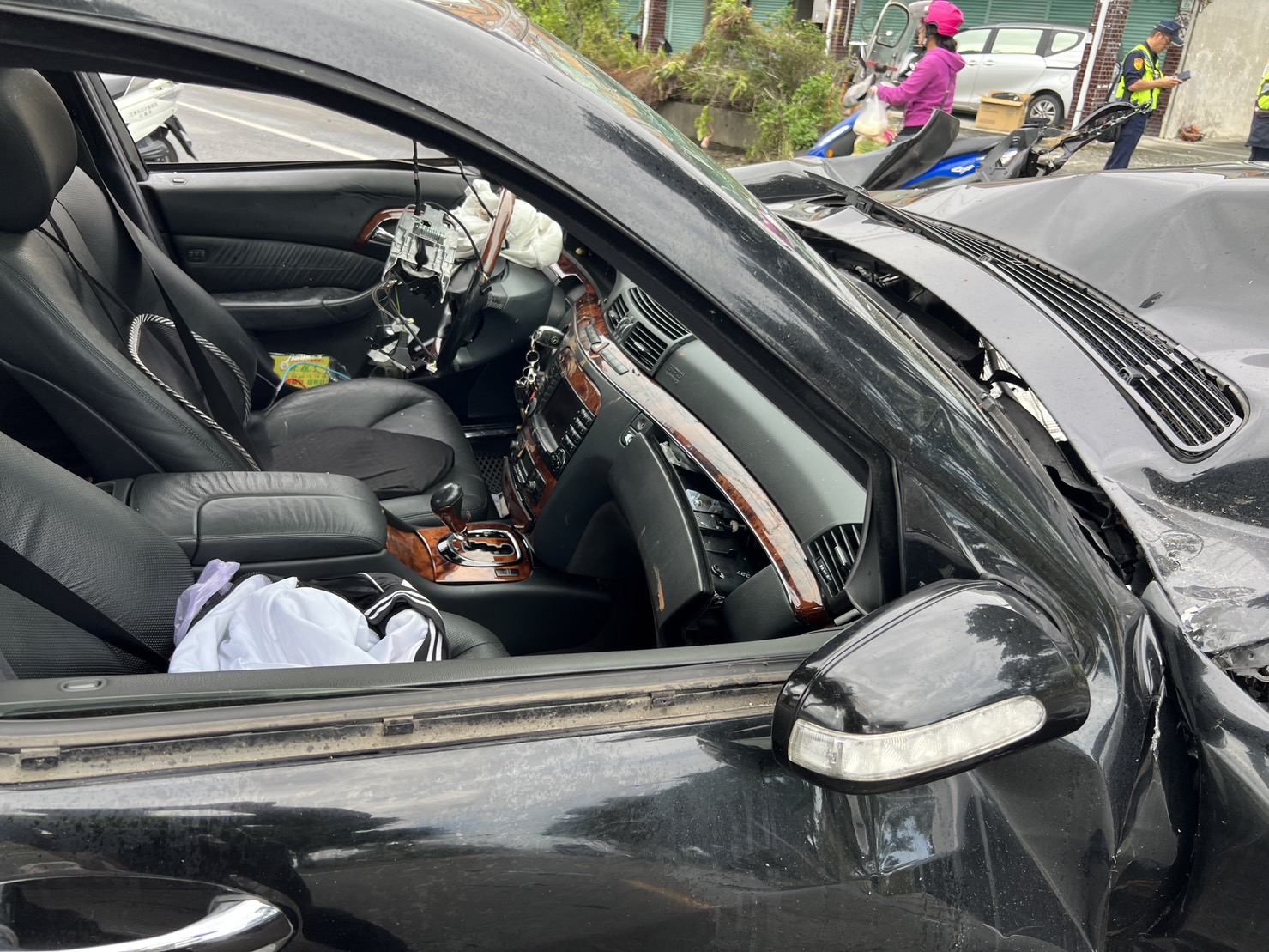 賓士自撞路樹引擎噴飛車成廢鐵 駕駛酒測0.49被依公共危險罪送辦 - https://www.watchmedia01.com