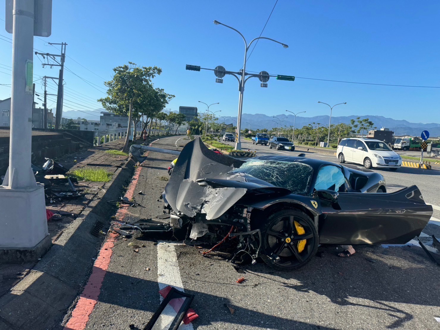 （有影片） /兩千多萬法拉利飛車衝出分隔島自撞電桿 驚險畫面曝光 - https://www.watchmedia01.com