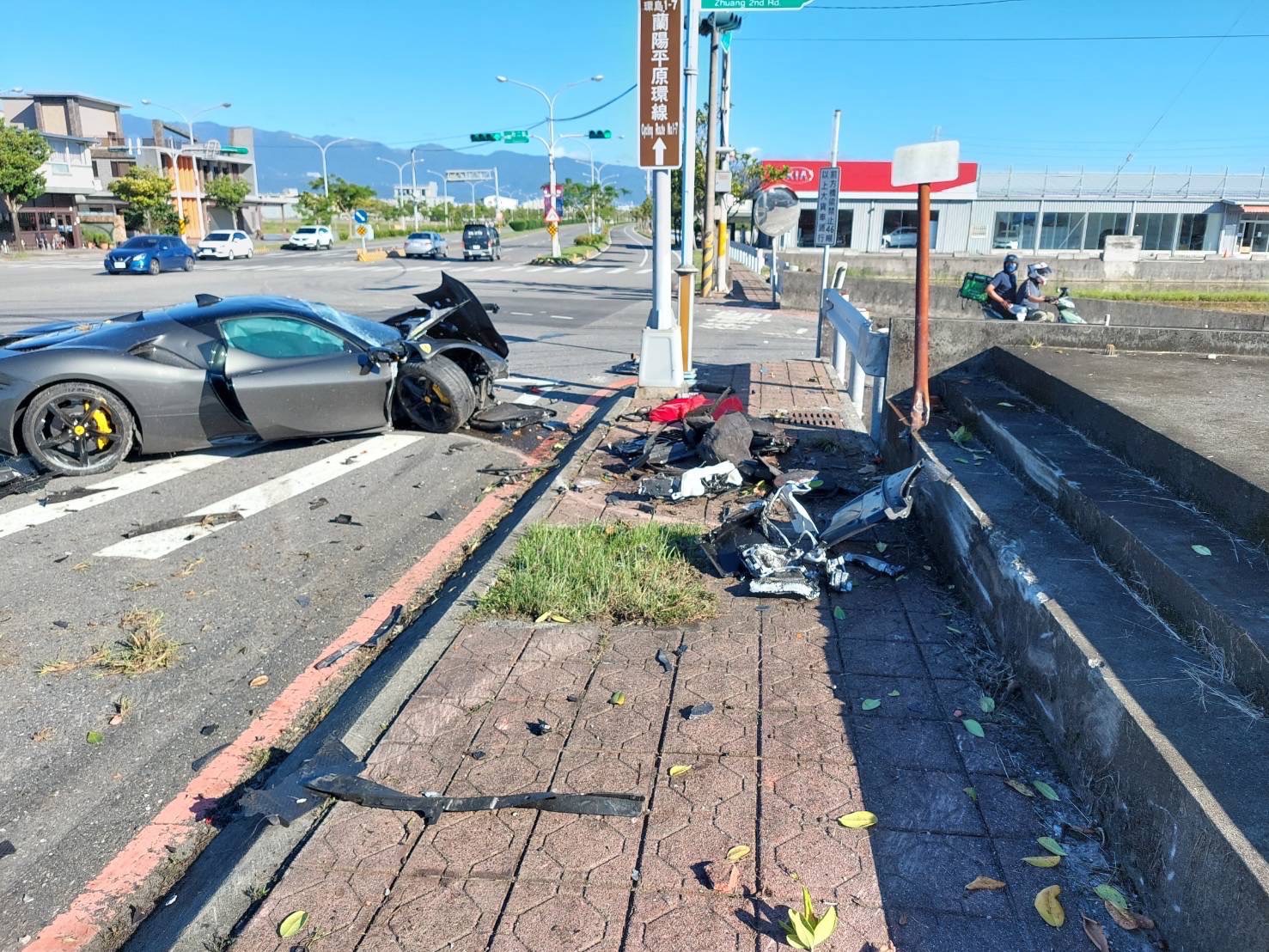 （有影片） /兩千多萬法拉利飛車衝出分隔島自撞電桿 驚險畫面曝光 - https://www.watchmedia01.com