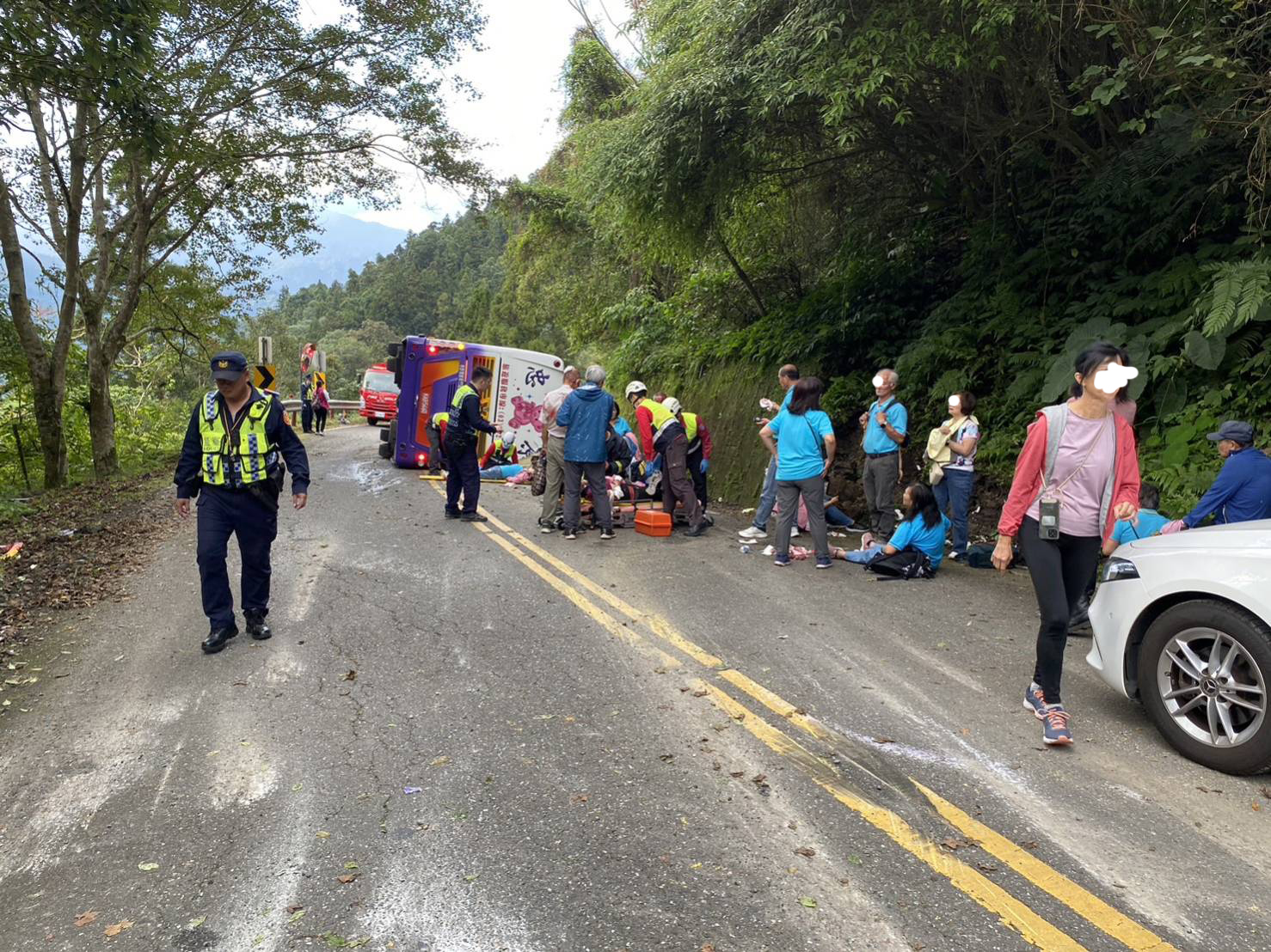 快訊 /往太平山途中遊覽車翻覆 已知一人無生命徵象 - https://www.watchmedia01.com