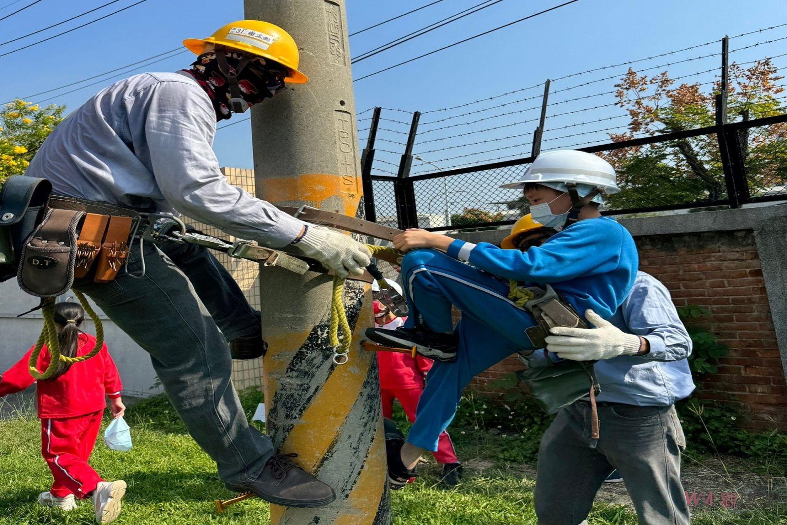 林頭國小師生體驗台電職訓 著裝攀爬電桿體會節能必要 - https://www.watchmedia01.com