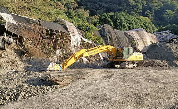 不肖業者利用砂石車偷倒廢土 仁愛警當場人車俱獲 - https://www.watchmedia01.com
