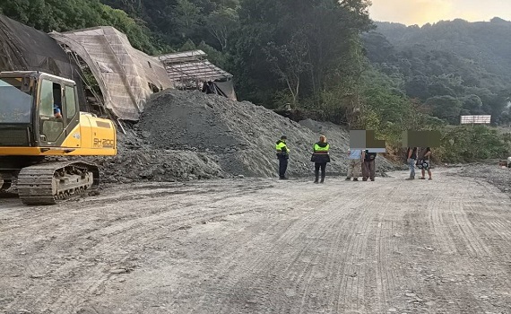 不肖業者利用砂石車偷倒廢土 仁愛警當場人車俱獲 - https://www.watchmedia01.com