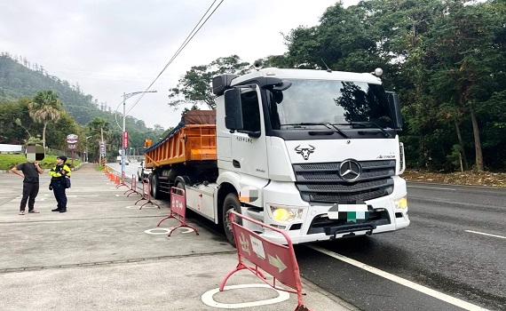 南投縣集集警察分局夜間接連查獲3起違法載運生雞糞 - https://www.watchmedia01.com