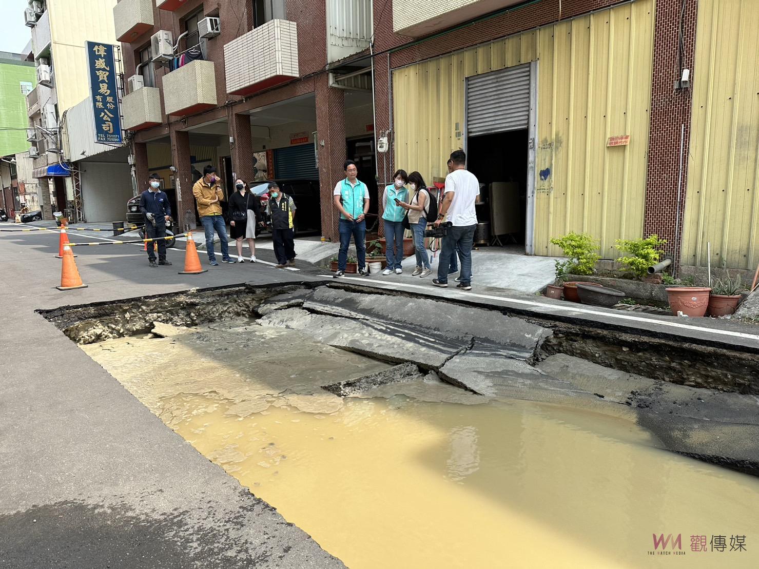 與地震無關！彰市平和八街「天坑」禍首是：汙水下道主幹管破損 - https://www.watchmedia01.com