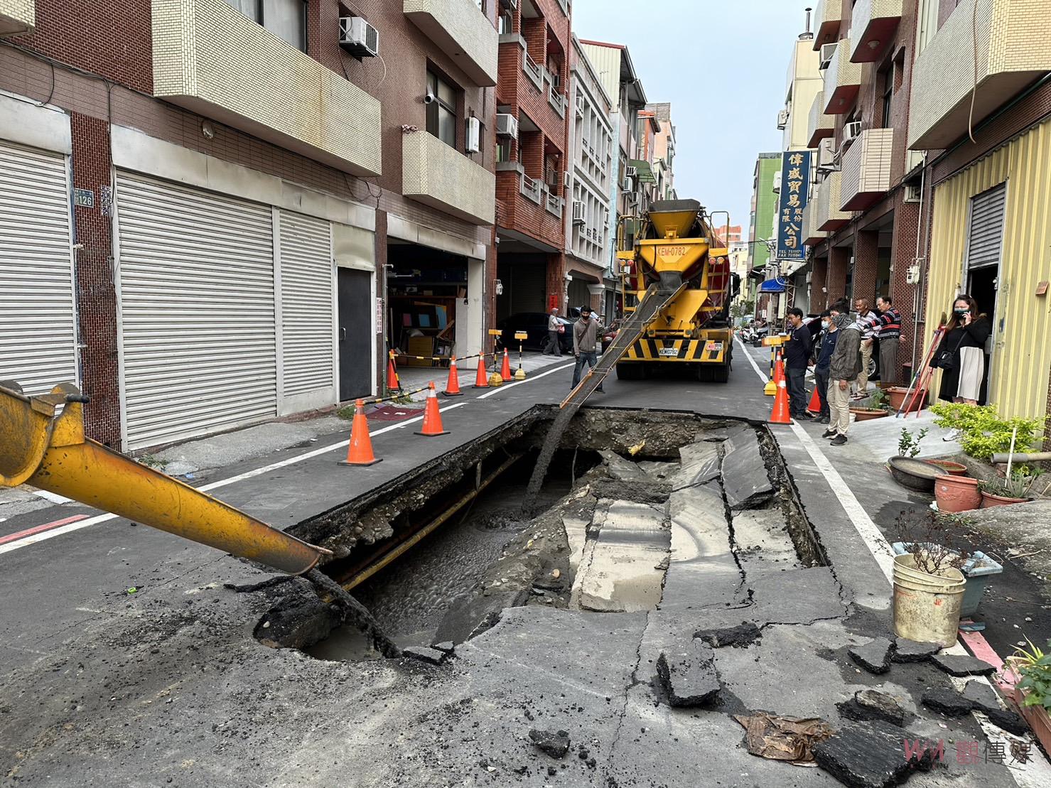 與地震無關！彰市平和八街「天坑」禍首是：汙水下道主幹管破損 - https://www.watchmedia01.com