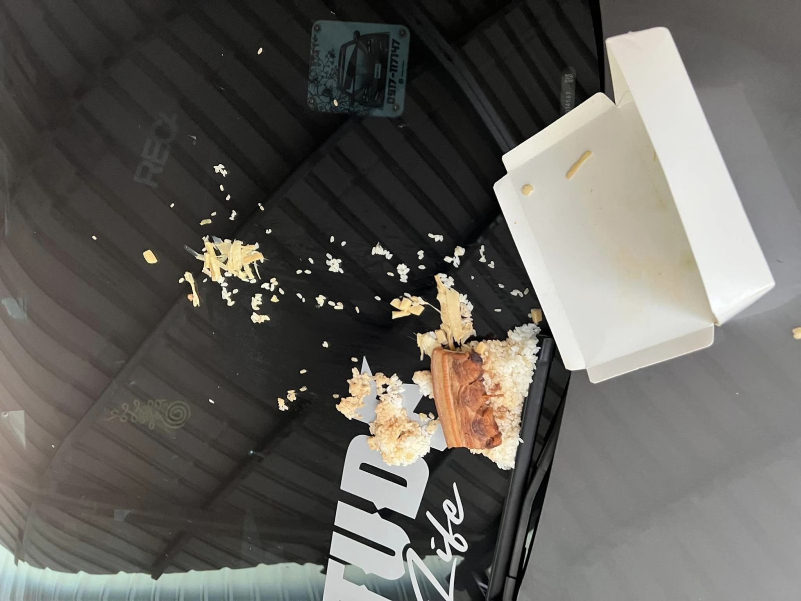 爌肉飯是無辜的！騎士把爌肉飯丟在百萬轎車擋風玻璃上 - https://www.watchmedia01.com