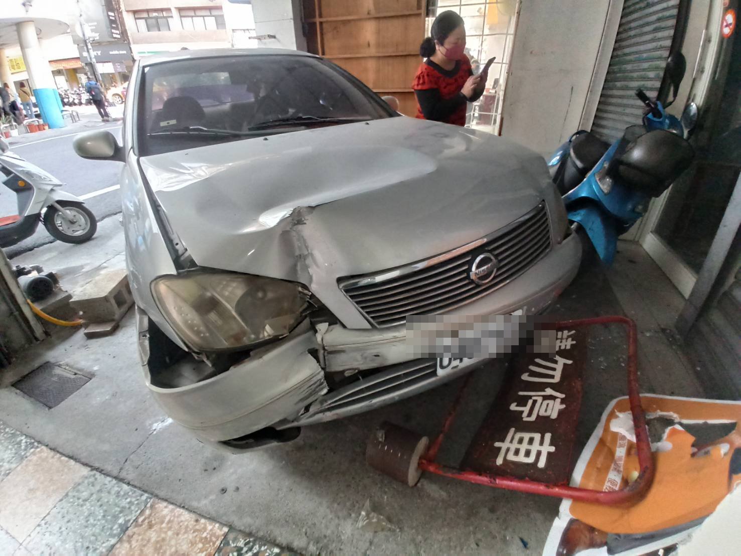 彰化市和平路驚傳暴衝事故！轎車撞倒7機車、行人受傷 - https://www.watchmedia01.com