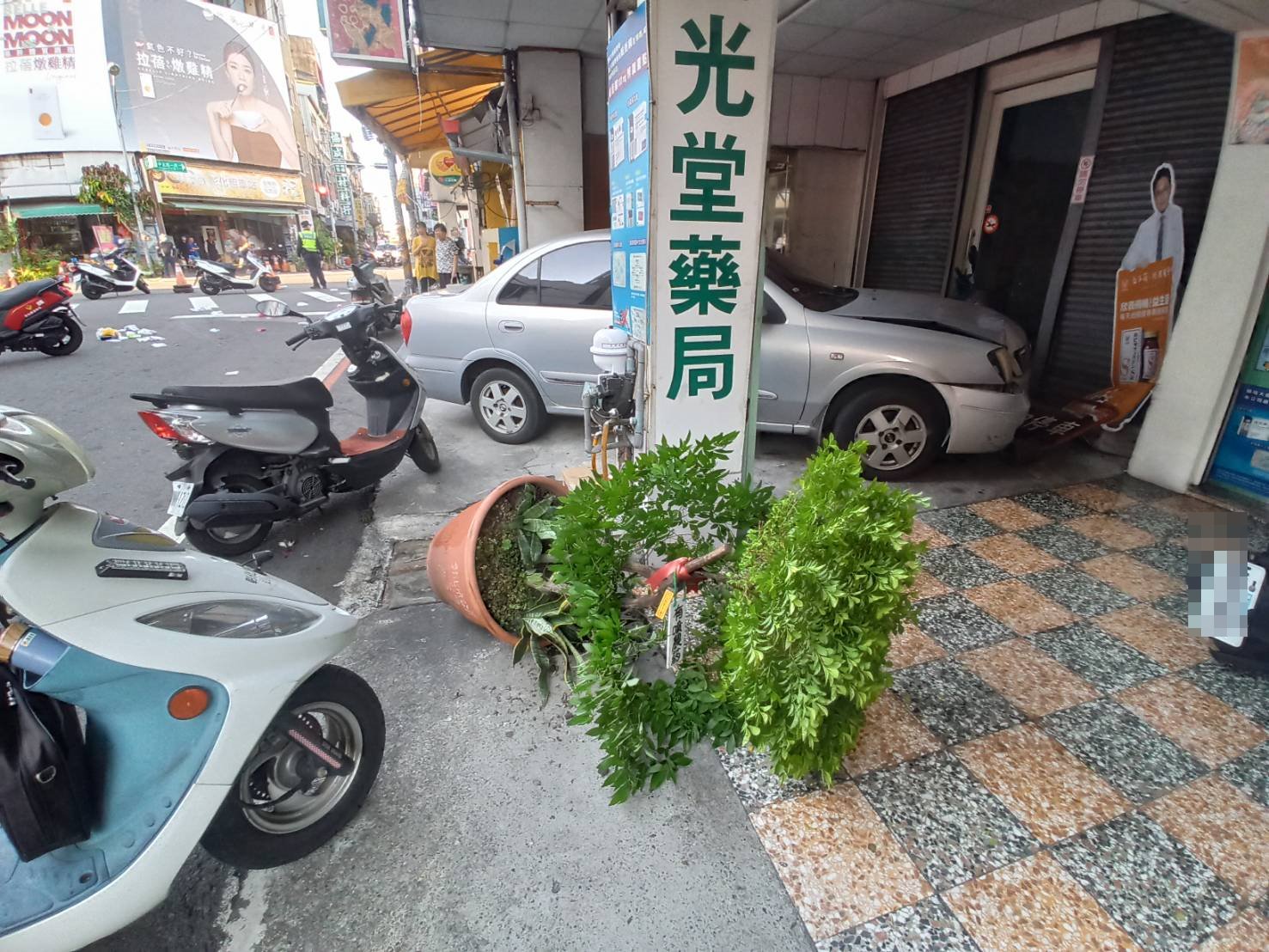 彰化市和平路驚傳暴衝事故！轎車撞倒7機車、行人受傷 - https://www.watchmedia01.com