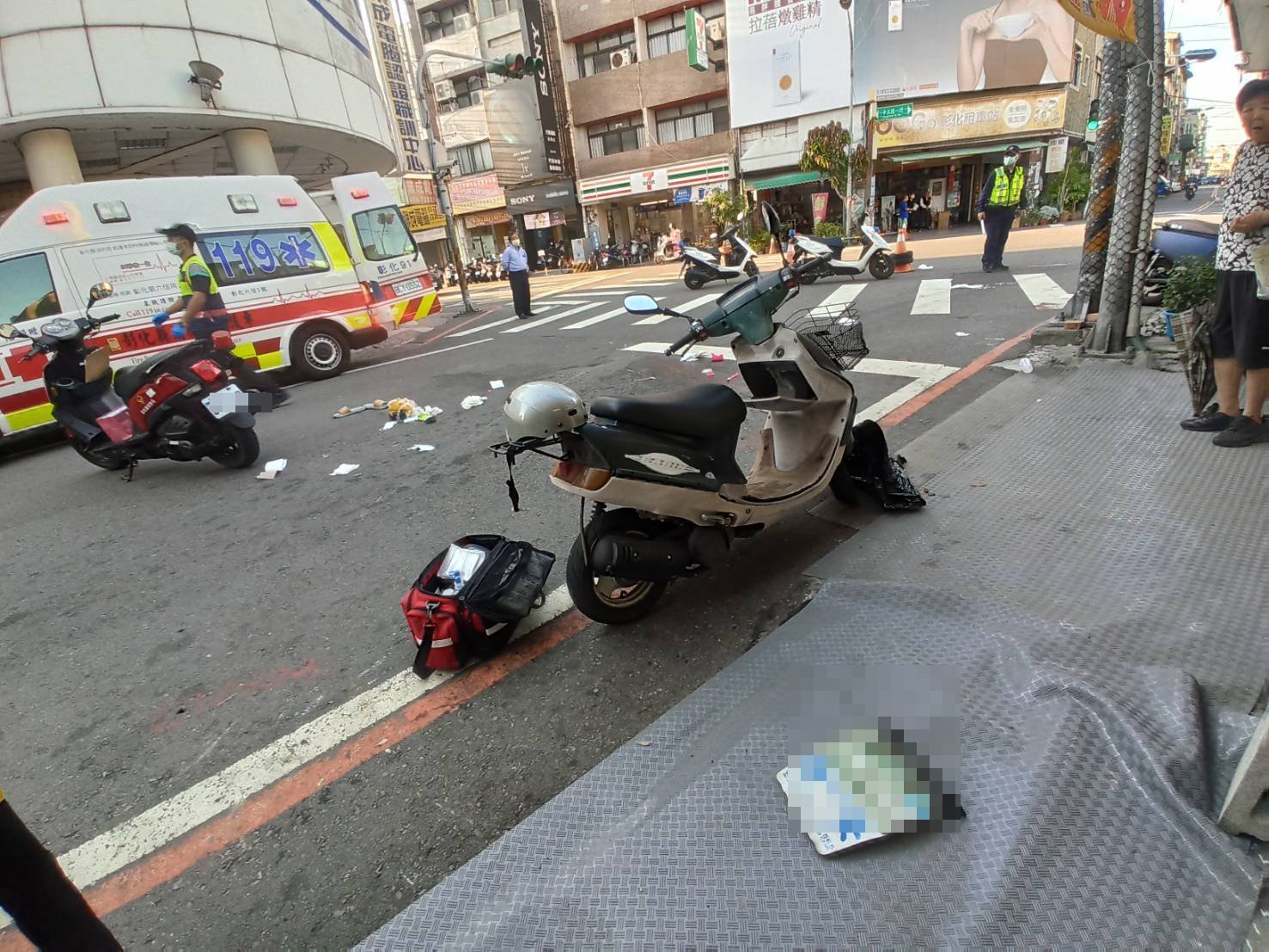 彰化市和平路驚傳暴衝事故！轎車撞倒7機車、行人受傷 - https://www.watchmedia01.com
