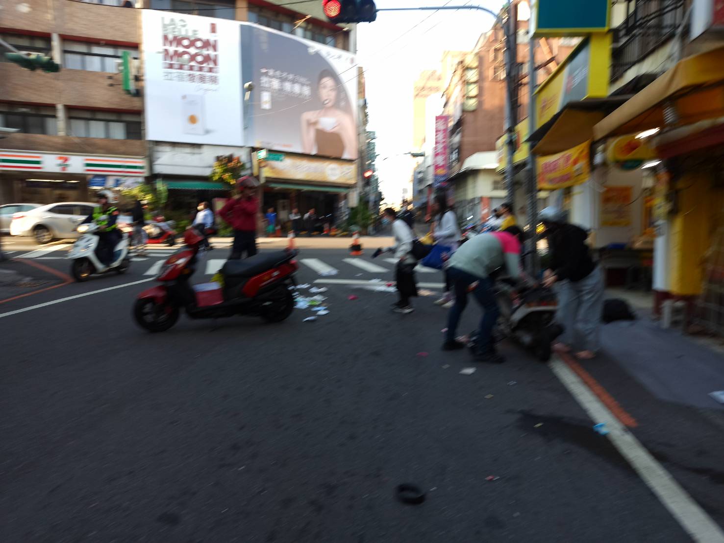 彰化市和平路驚傳暴衝事故！轎車撞倒7機車、行人受傷 - https://www.watchmedia01.com