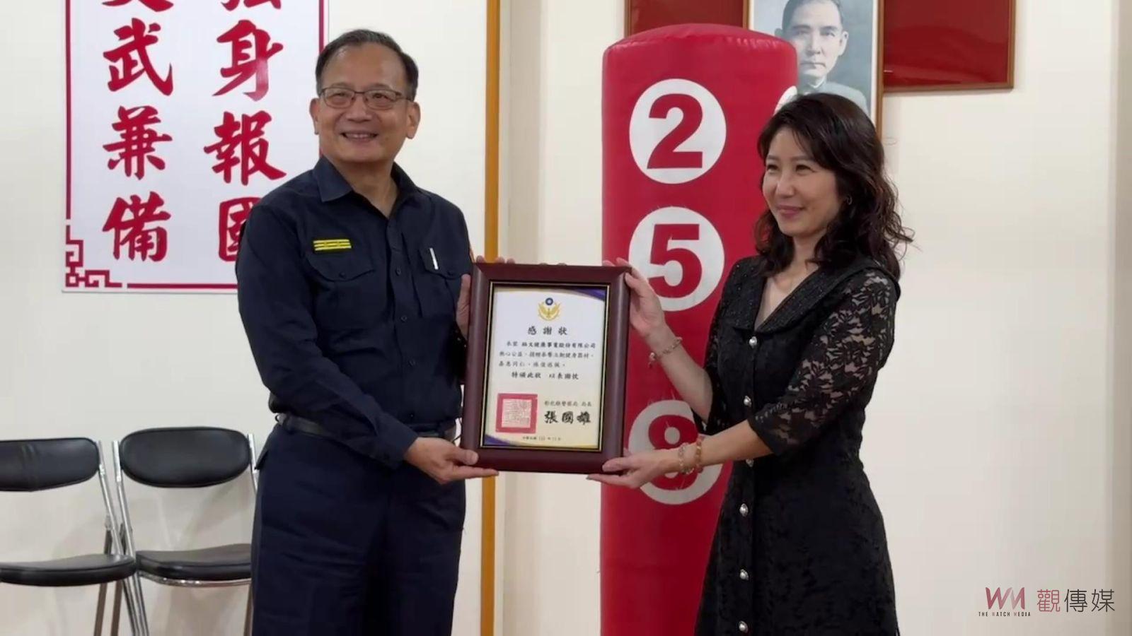 （有影片）／健身工廠捐警局23組拳擊立靶　最美所長黃衣淳親身拳打腳踢示範 - https://www.watchmedia01.com