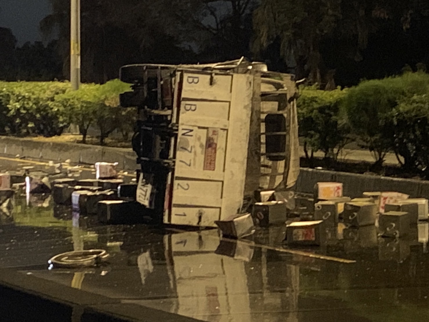 （有影片）／載運食用廢油貨車自撞台74線安全島側翻　路面油漬約170多公尺 - https://www.watchmedia01.com