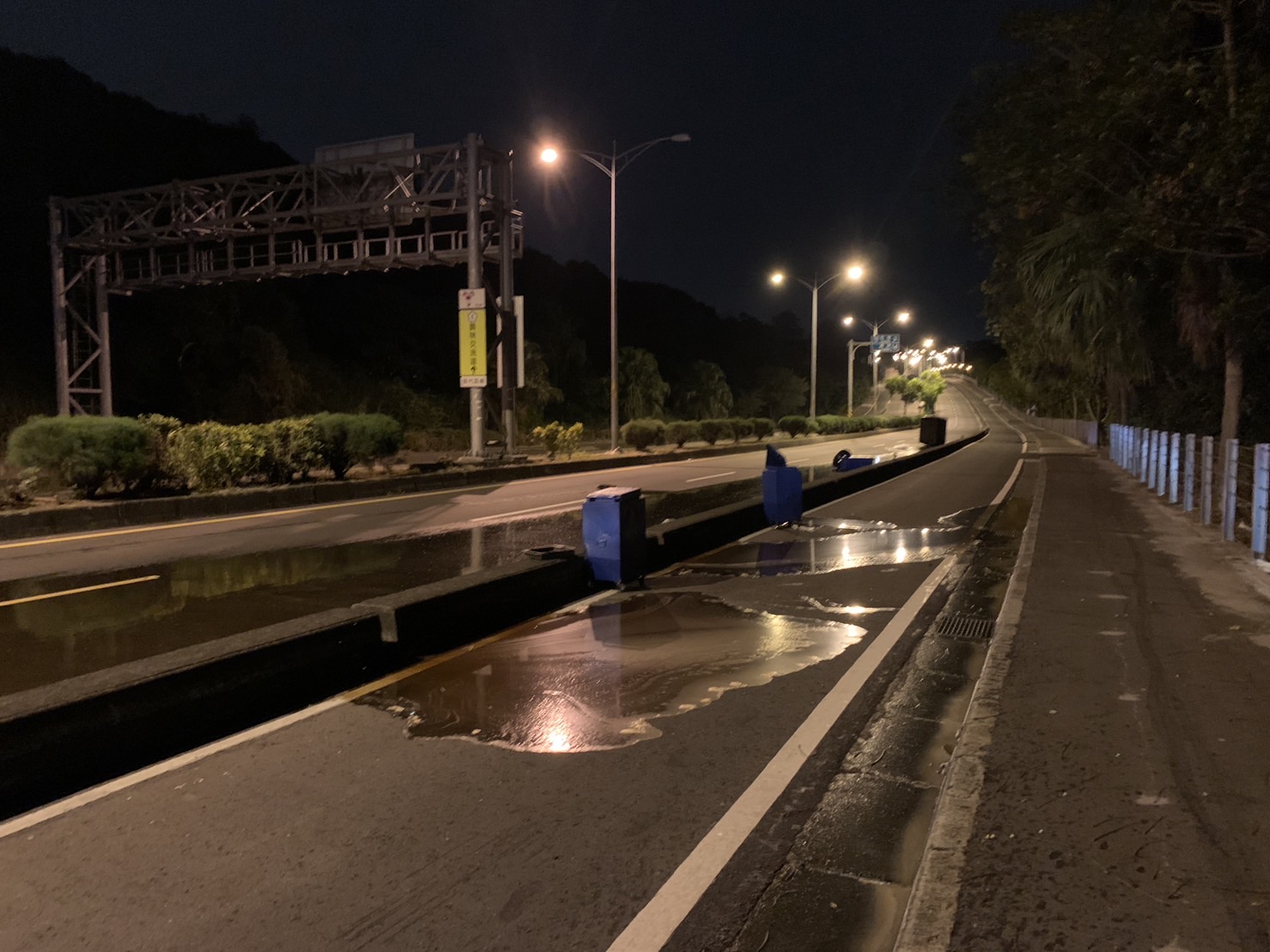 （有影片）／載運食用廢油貨車自撞台74線安全島側翻　路面油漬約170多公尺 - https://www.watchmedia01.com