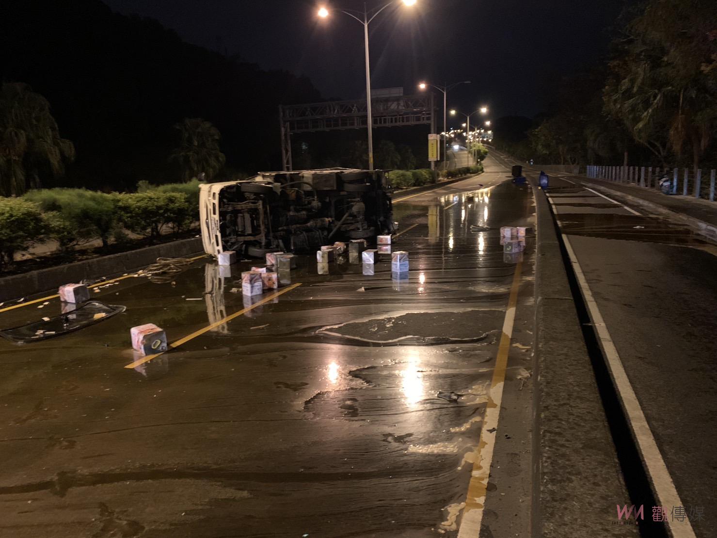 （有影片）／載運食用廢油貨車自撞台74線安全島側翻　路面油漬約170多公尺 - https://www.watchmedia01.com