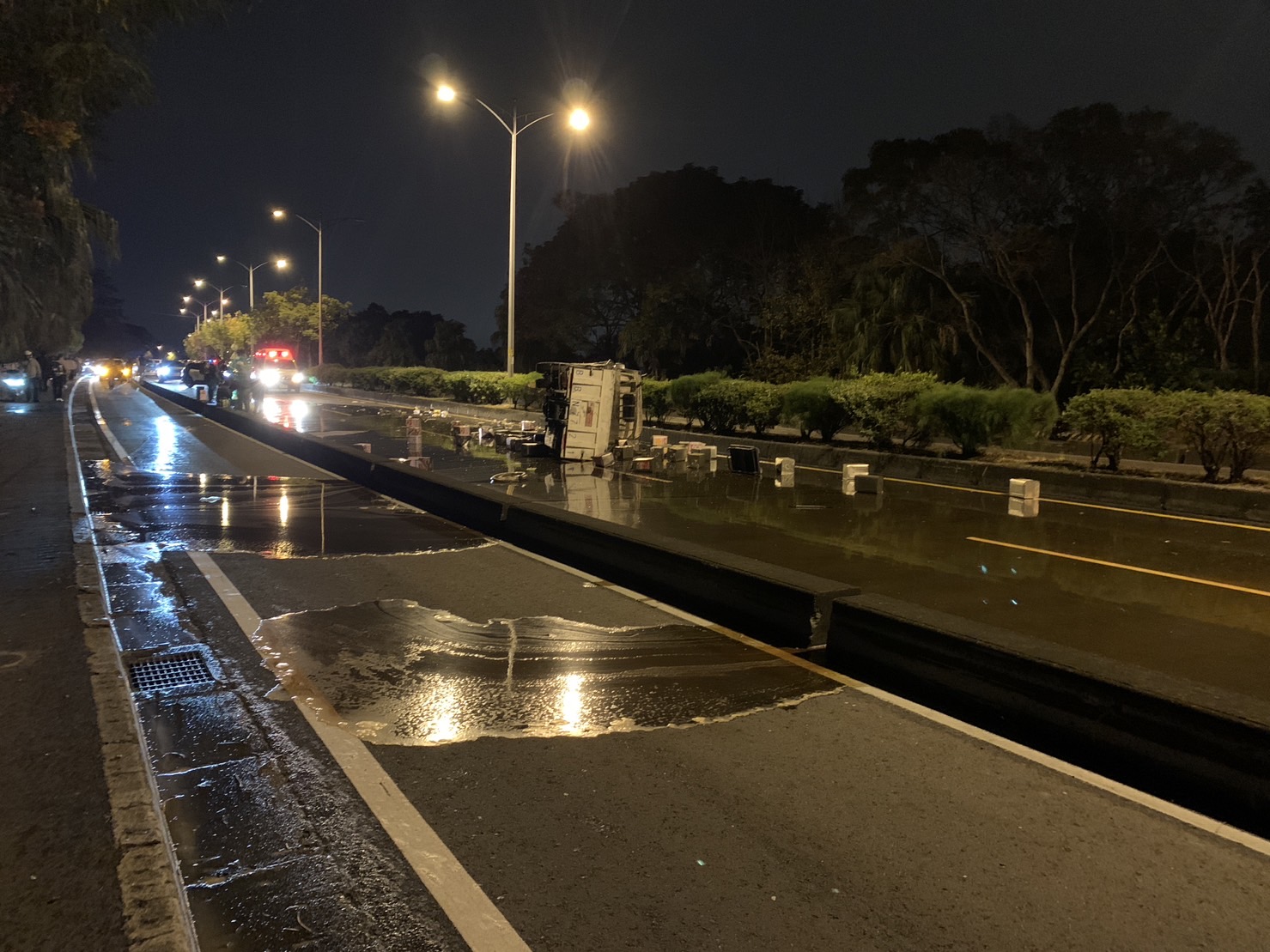 （有影片）／載運食用廢油貨車自撞台74線安全島側翻　路面油漬約170多公尺 - https://www.watchmedia01.com