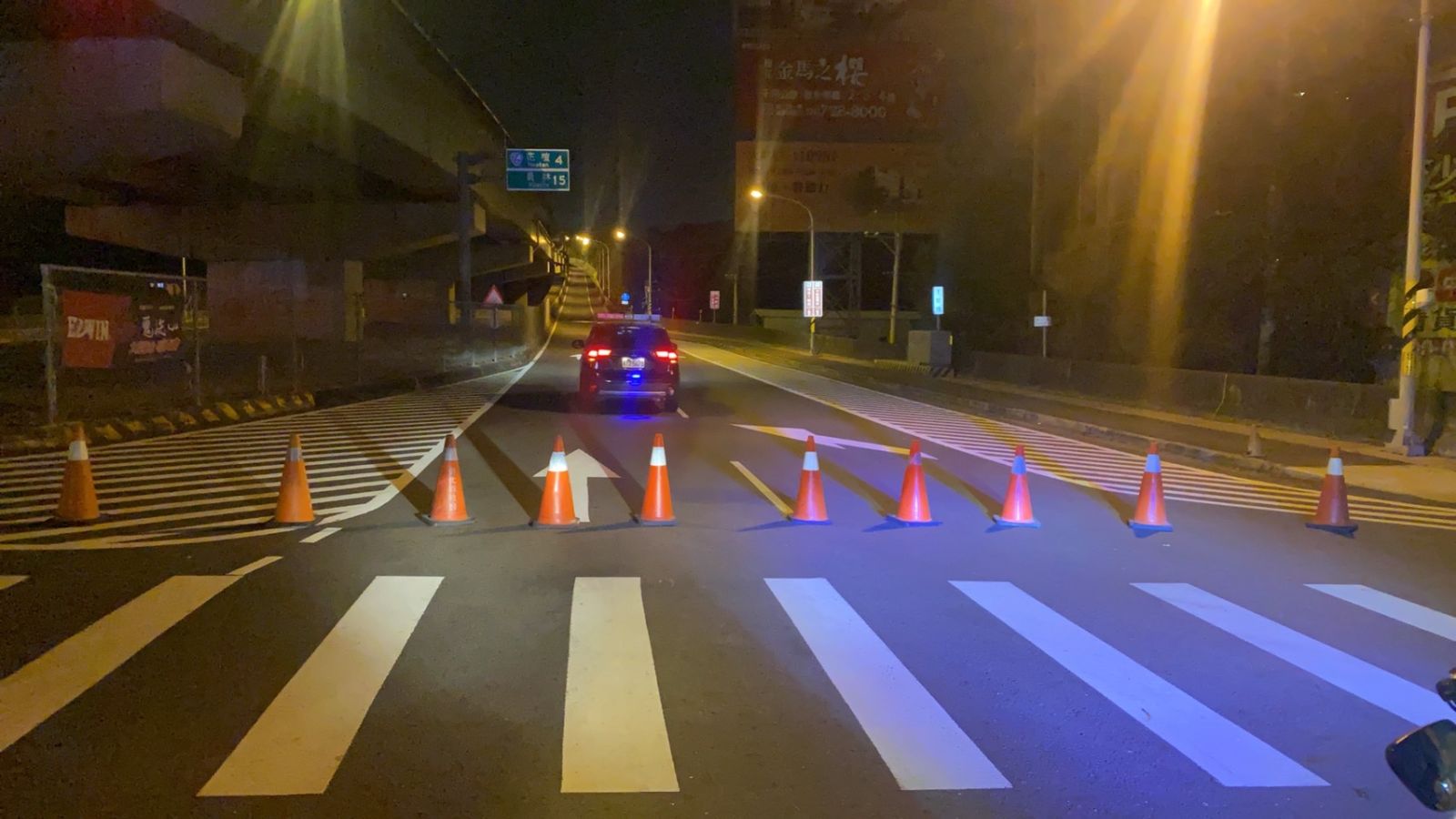 （有影片）／載運食用廢油貨車自撞台74線安全島側翻　路面油漬約170多公尺 - https://www.watchmedia01.com