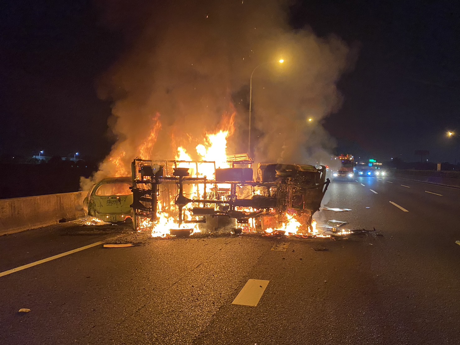 國1彰化北斗段南下火燒車釀一傷　火勢燒到剩骨架！三人幸逃生 - https://www.watchmedia01.com