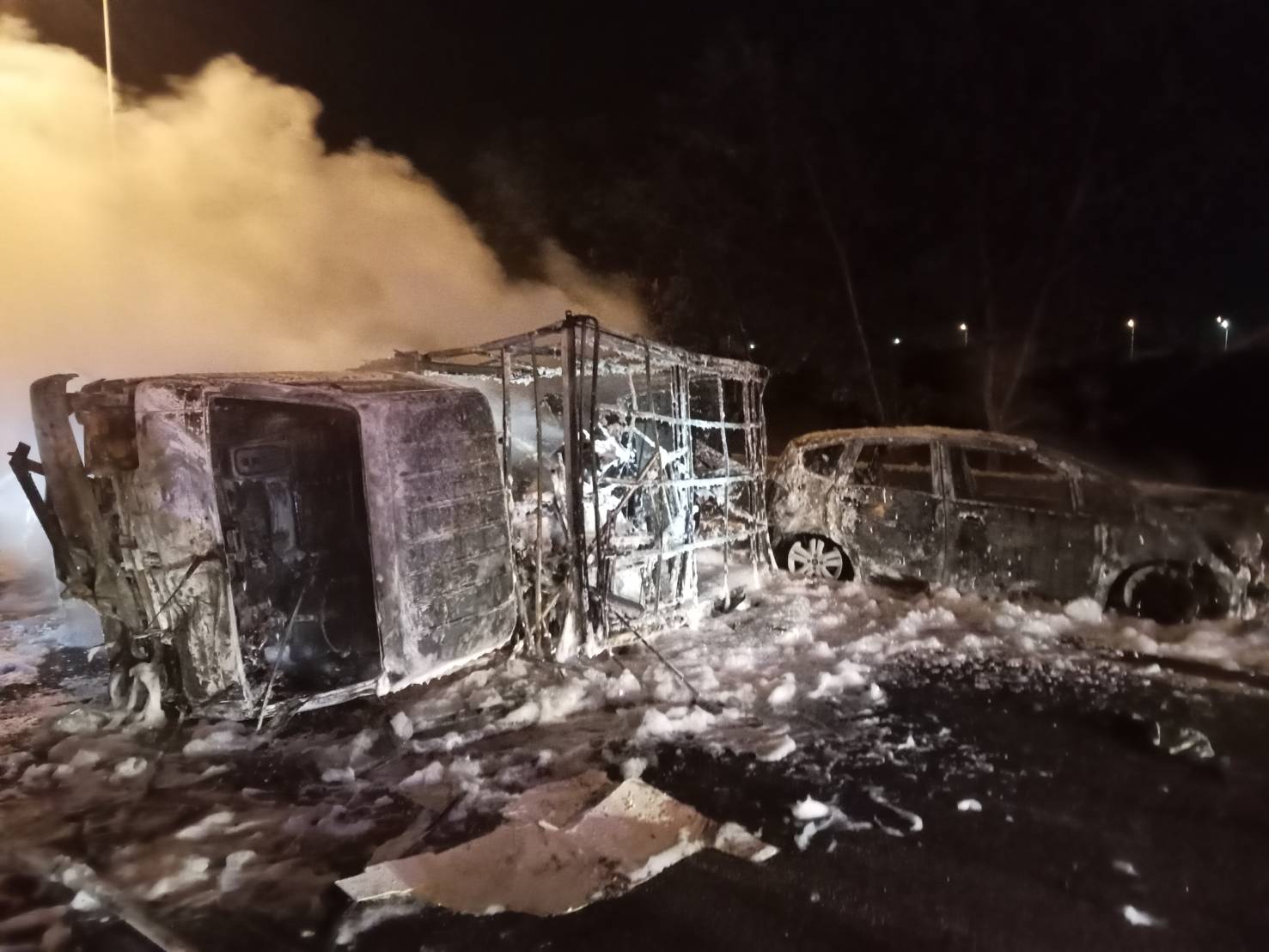 國1彰化北斗段南下火燒車釀一傷　火勢燒到剩骨架！三人幸逃生 - https://www.watchmedia01.com