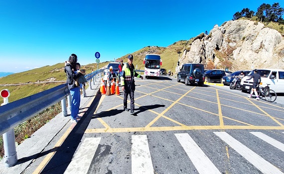 民眾追雪追到傷荷包！？ 武嶺警方：違規停車抓到底 - https://www.watchmedia01.com