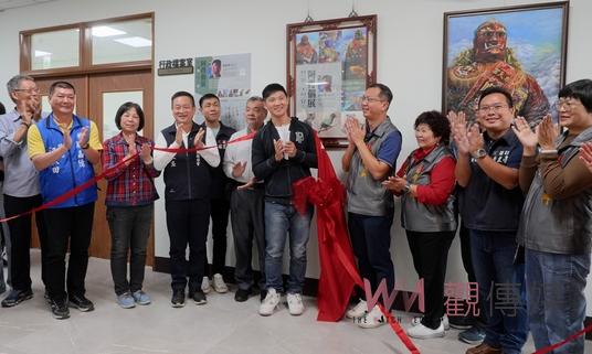 新港鄉公所藝術廊道推動在地藝文 阿得油畫個展隆重開幕 - https://www.watchmedia01.com