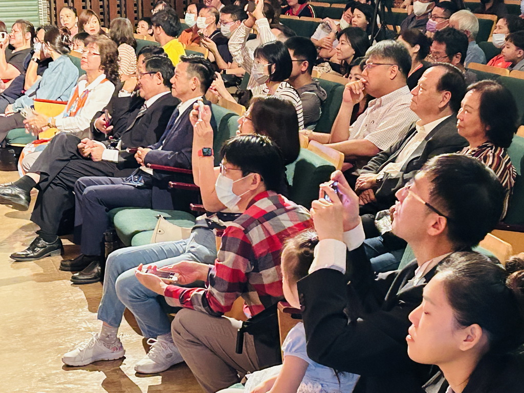 愛因斯坦國中小同學自信滿滿上舞台 第六屆愛藝飛揚成果發表看見雙語教育的精采 - https://www.watchmedia01.com