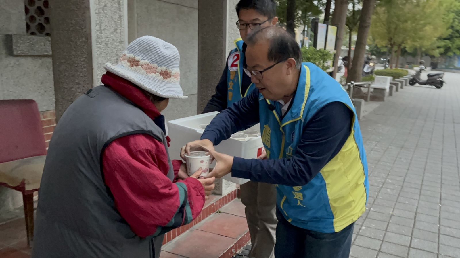 急凍寒流襲彰化！醫師出身楊曜聰冬至送暖街友溫馨行動 - https://www.watchmedia01.com