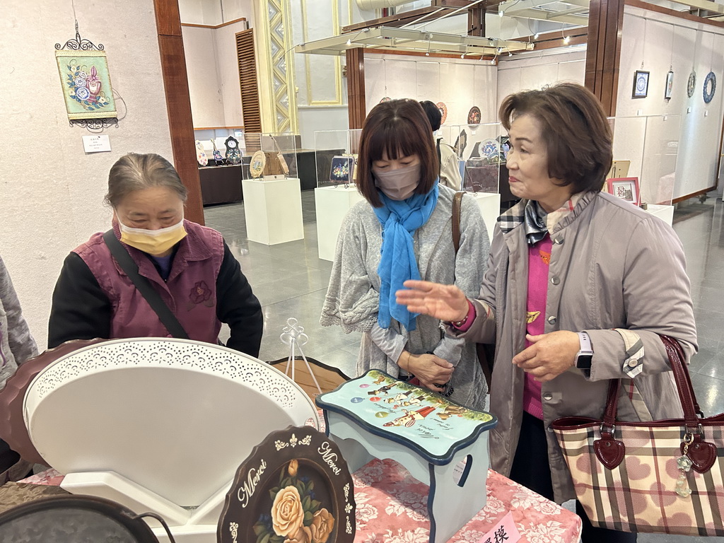 素人學習也能成為生活彩繪大師 楊秀椿師生傢飾彩繪聯展把居家變美了 - https://www.watchmedia01.com