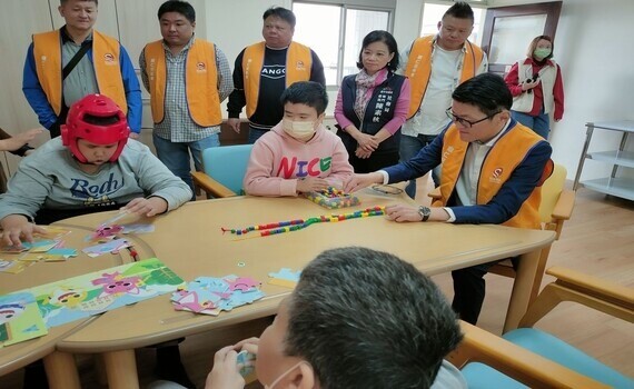 傳遞愛心 改善學習環境！順仁兄弟會捐贈十方啟能中心課桌椅 - https://www.watchmedia01.com