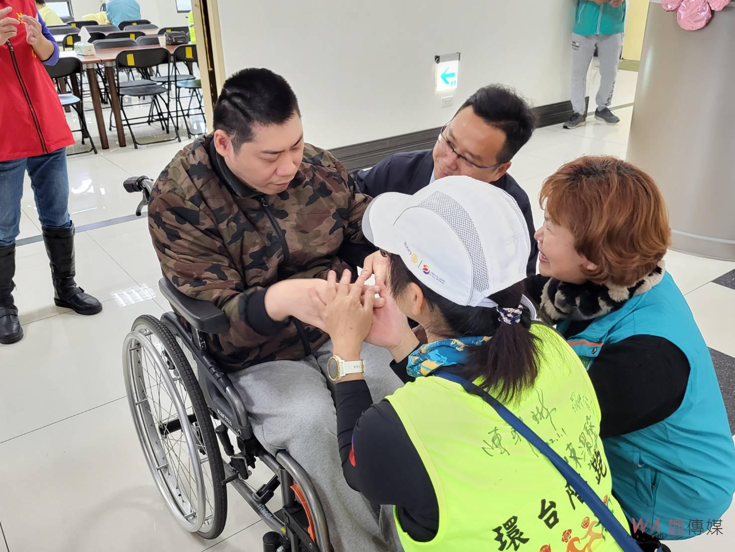 盲人環台公益路跑抵嘉　為若竹兒募愛心年菜 - https://www.watchmedia01.com