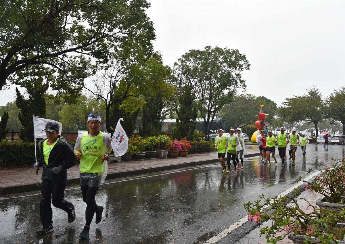 盲人環台路跑 張麗善鼓勵大家一起行動支持「為愛募年菜」 - https://www.watchmedia01.com