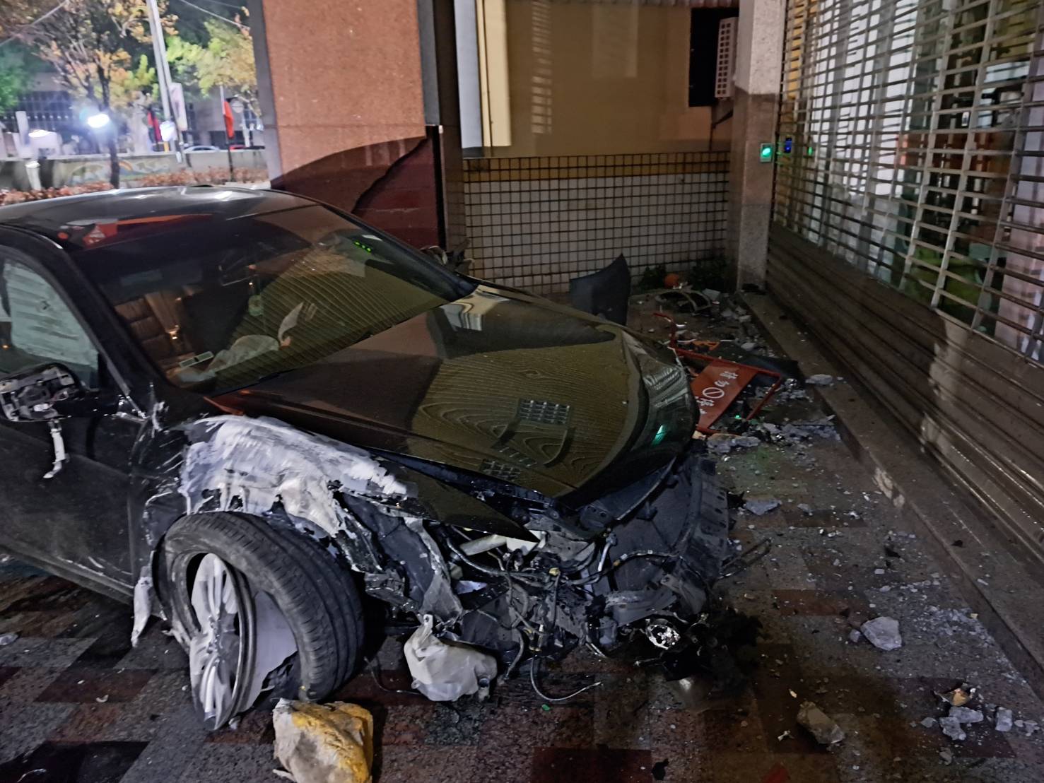 （有影片）／駕駛酒駕失控！凌晨肚子餓驅車尋爌肉飯　撞斷路燈衝入店面 - https://www.watchmedia01.com