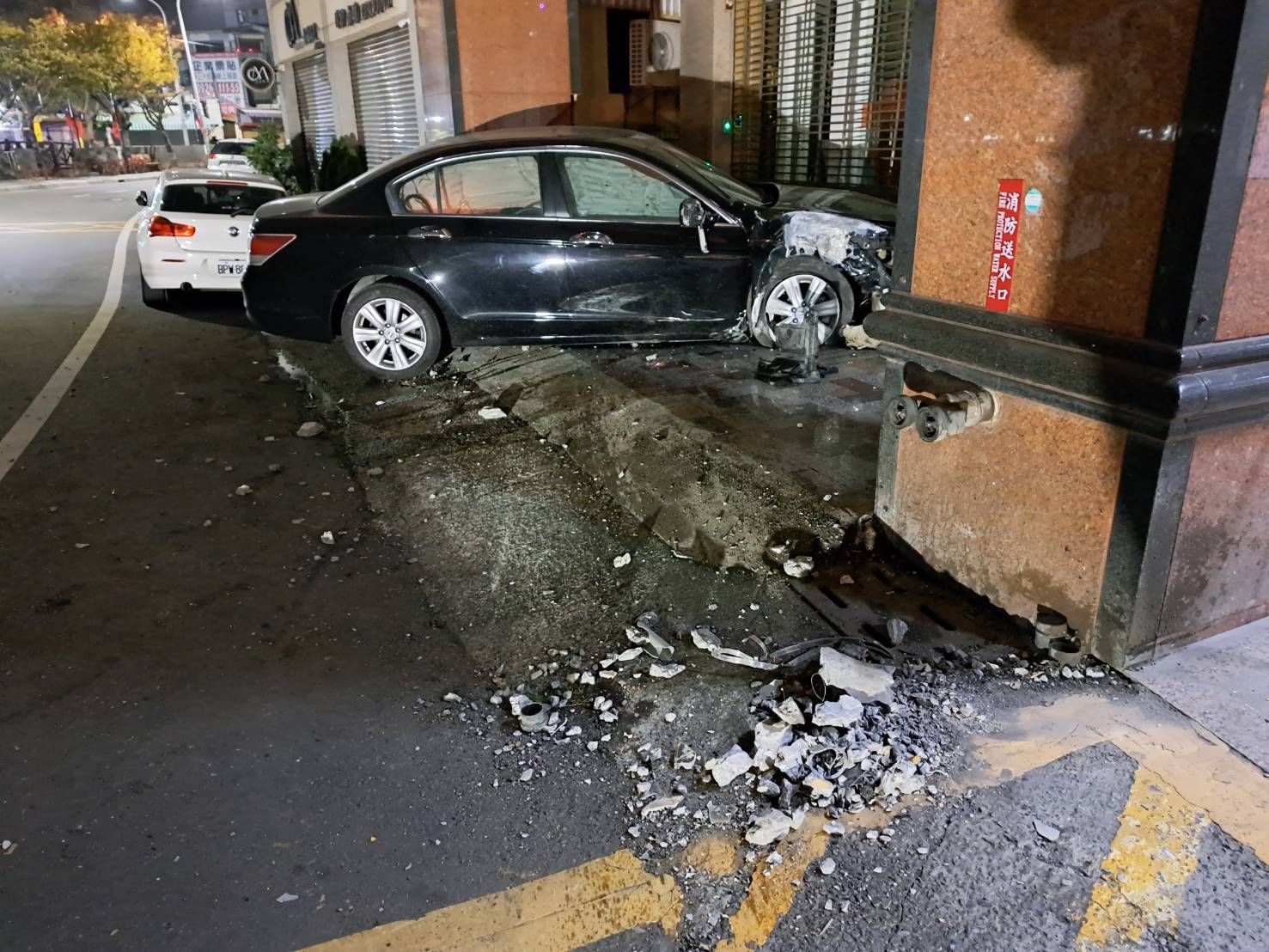 （有影片）／駕駛酒駕失控！凌晨肚子餓驅車尋爌肉飯　撞斷路燈衝入店面 - https://www.watchmedia01.com
