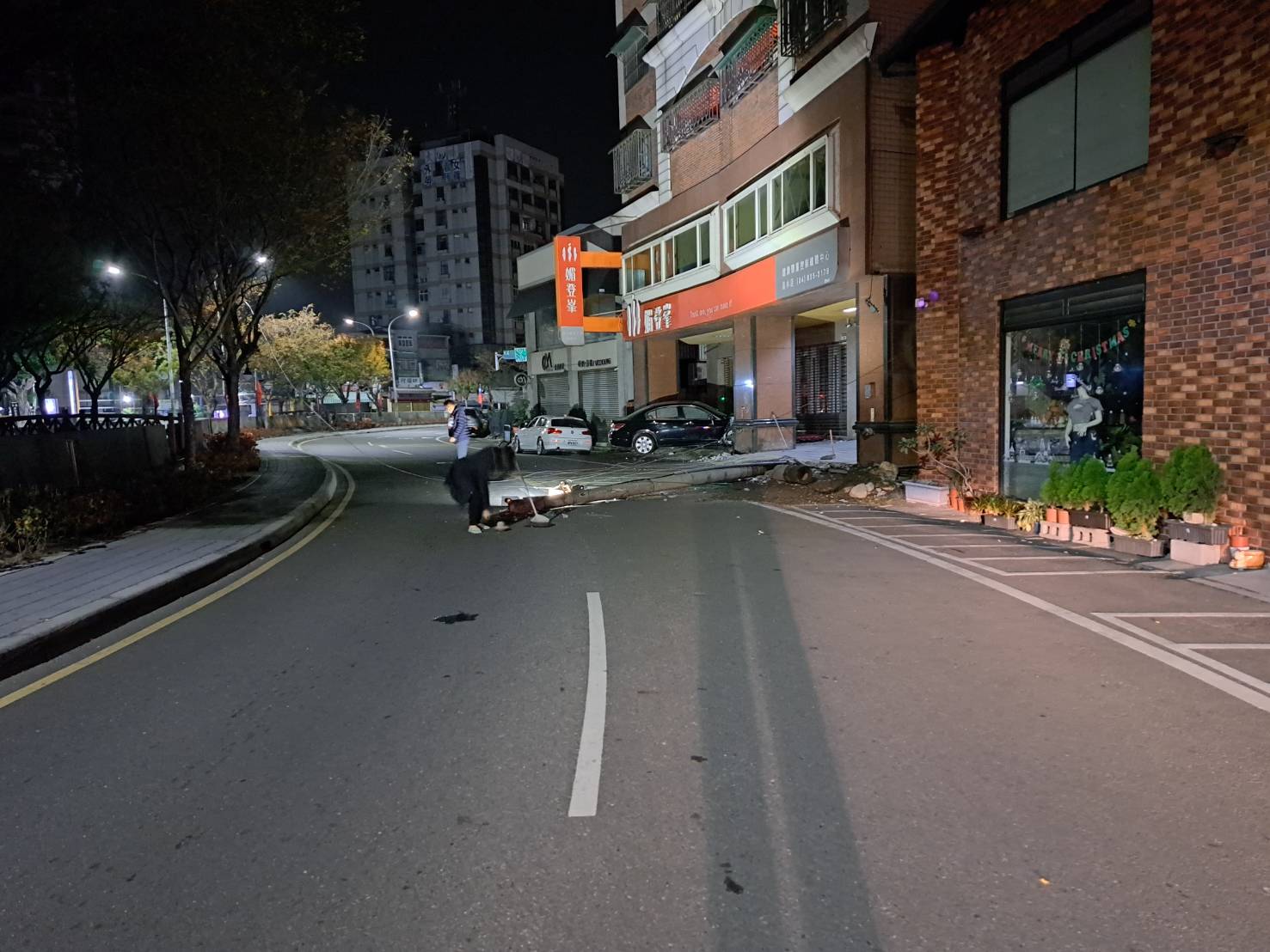 （有影片）／駕駛酒駕失控！凌晨肚子餓驅車尋爌肉飯　撞斷路燈衝入店面 - https://www.watchmedia01.com