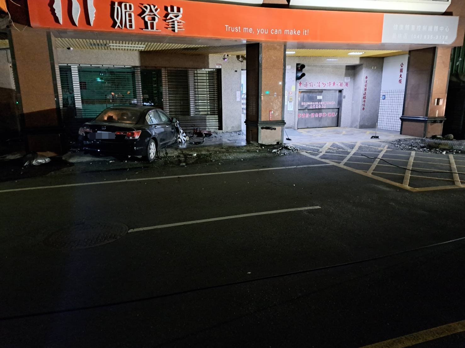 （有影片）／駕駛酒駕失控！凌晨肚子餓驅車尋爌肉飯　撞斷路燈衝入店面 - https://www.watchmedia01.com