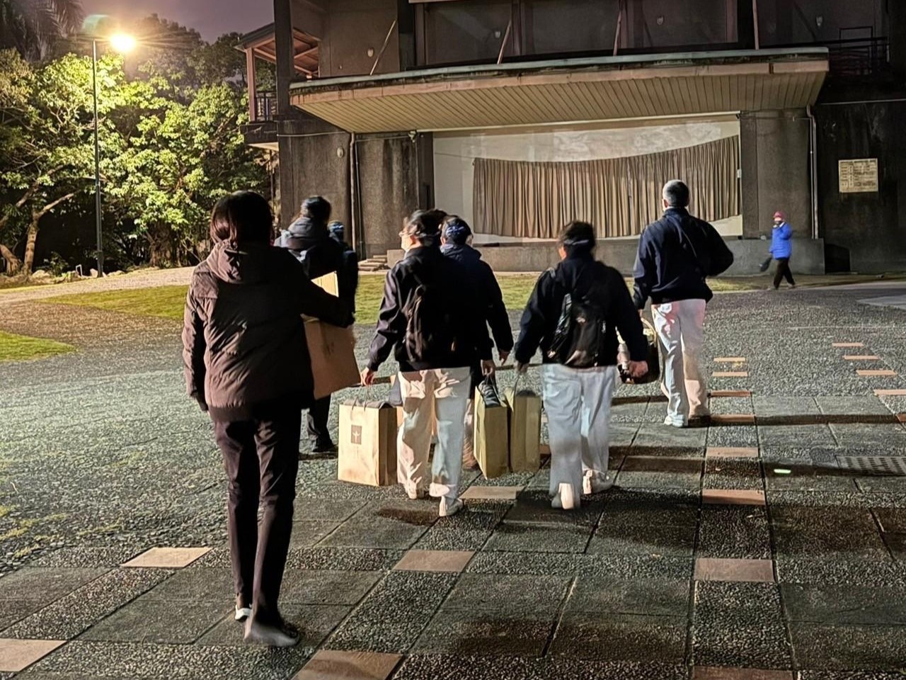 寒夜送暖溫暖人心 宜蘭慈濟志工關懷街友 - https://www.watchmedia01.com