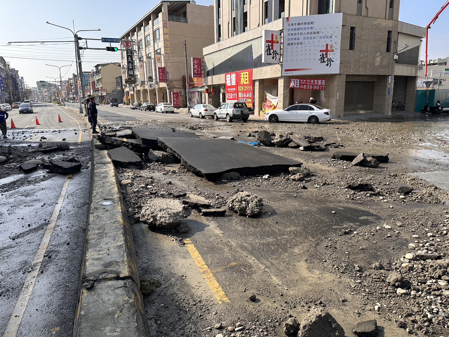 （有影片）／有如被轟炸！員林市莒光路自來水管爆裂　馬路瞬間隆起形成大洞 - https://www.watchmedia01.com